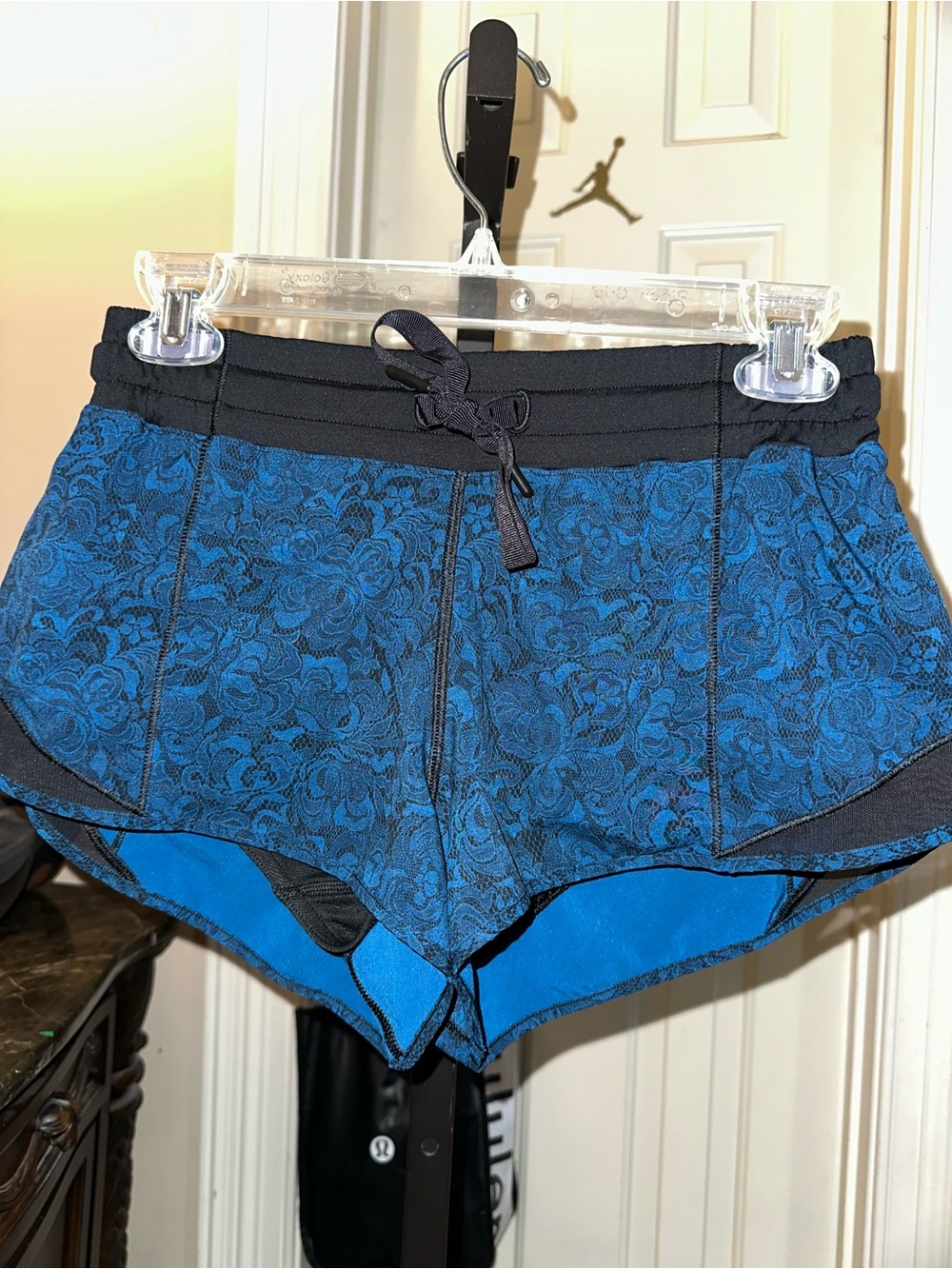 Lululemon hottie hots size 6 2.5 inch